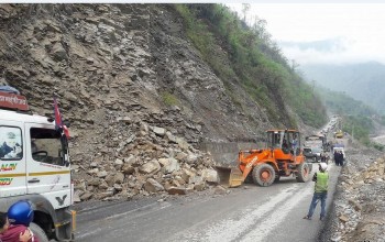 त्रिशुलीमा खसेको ट्रकका चालक सम्पर्कविहीन